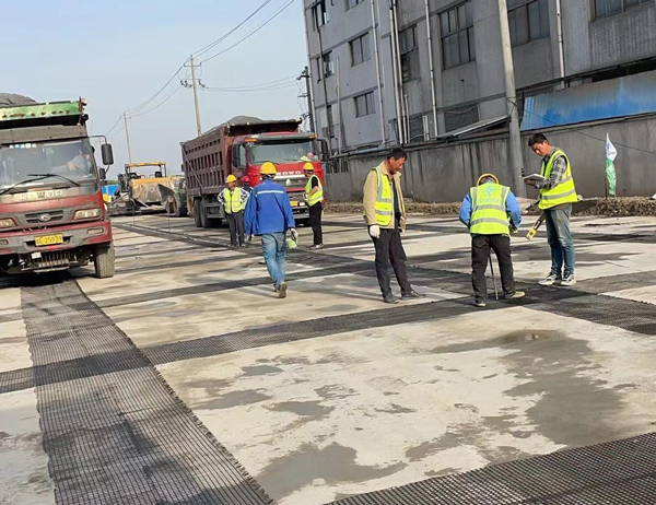 舟山老材料的新故事：玻璃纤维土工格栅如何在‘白改黑’浪潮中重获新生？